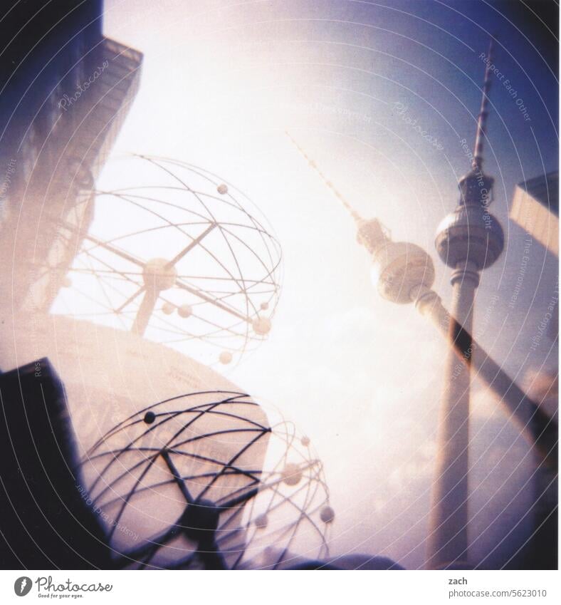 doppelte Weltzeit Holga Lomografie Doppelbelichtung analog Scan Dia Stadt Cross Processing Turm Berlin Fernsehturm Berliner Fernsehturm Alexanderplatz