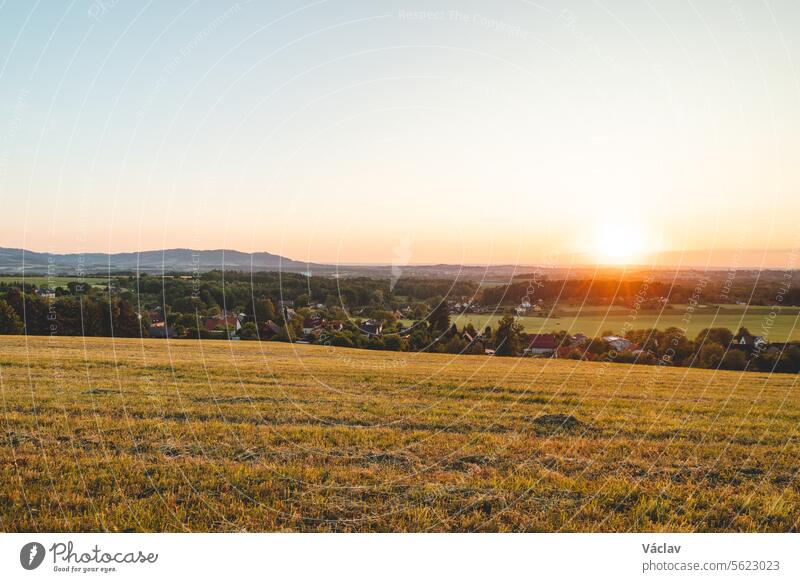 Frydek-Mistek, beleuchtet von orange-rotem Sonnenlicht vor dunklem Himmel. Beskiden, Tschechische Republik Freiheit Sonnenuntergang Morgendämmerung Tschechien