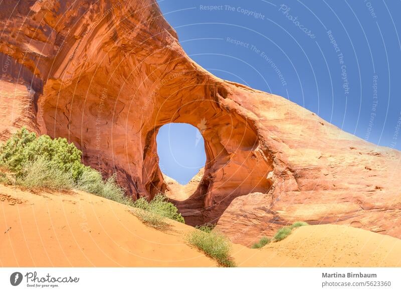 Natürlicher Bogen im Monument Valley Tribal Park Denkmal denkmal tal stammespark amerika Arizona Spitzkuppe Wolken dunkler Wolkenhimmel Tag wüst berühmt