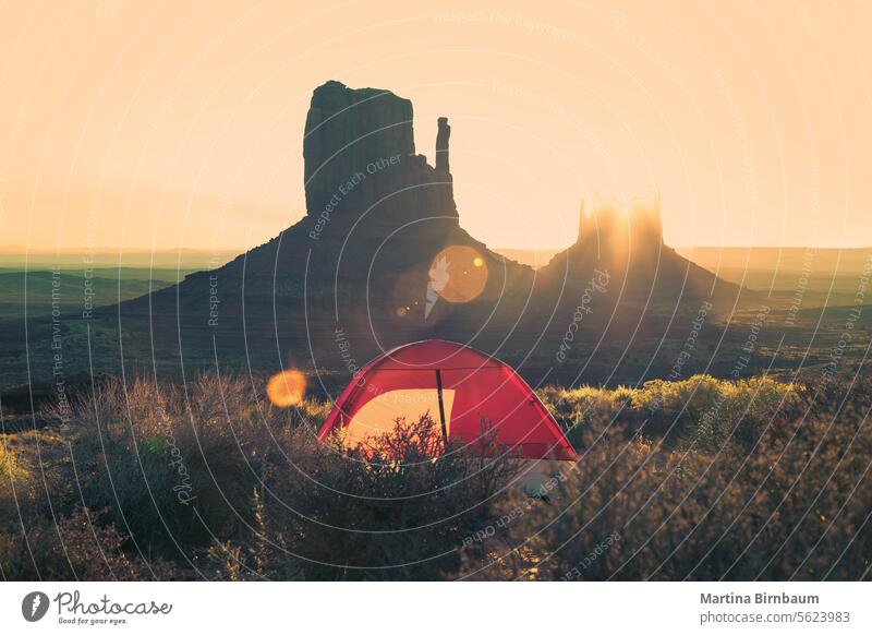 Camping im Montument Valley, Blick am frühen Morgen auf den Sonnenaufgang hinter den Buttes Monument Valley denkmal tal stammespark Zelt im Freien Abenteuer