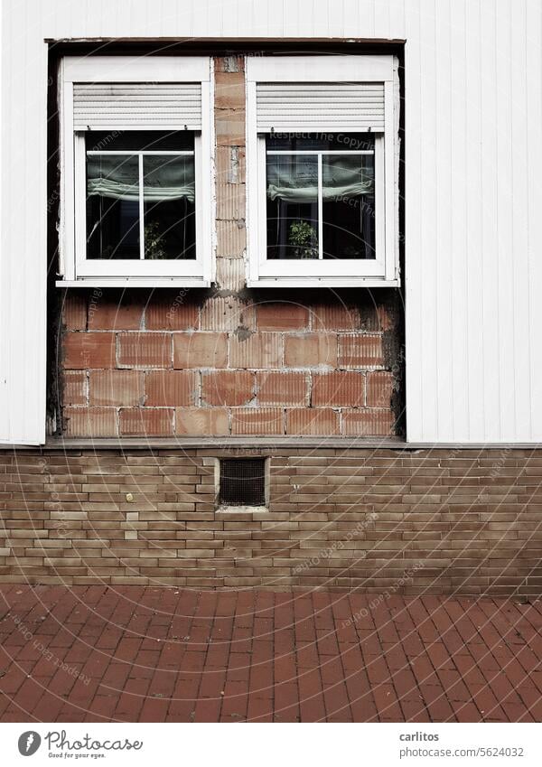 Oh, da mach' ich aber große Augen Wand Gesicht Fenster Rollladen Augenlider Kellerfenster Mund offenstehen Erstaunen Fassade Haus Mauer Architektur geschlossen