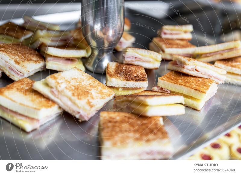 Toast Amuse-Gueule Hintergrund Brot Frühstück Käse Nahaufnahme Essen zubereiten Küche lecker Diät Abendessen Speise Lebensmittel frisch Feinschmecker grün