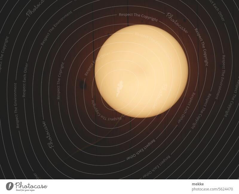 Begrüßungsrituale | erstmal Licht an Lampe Beleuchtung Glühbirne Häusliches Leben Raum Elektrizität dunkel Kunstlicht hell leuchten warm Lampenlicht Kugel rund