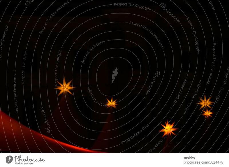 Fünf Weihnachtssterne überm Dach Herrnhuter Stern Weihnachtsmarkt Weihnachten & Advent Tradition Licht Weihnachtsdekoration Stern (Symbol) Weihnachtsbeleuchtung
