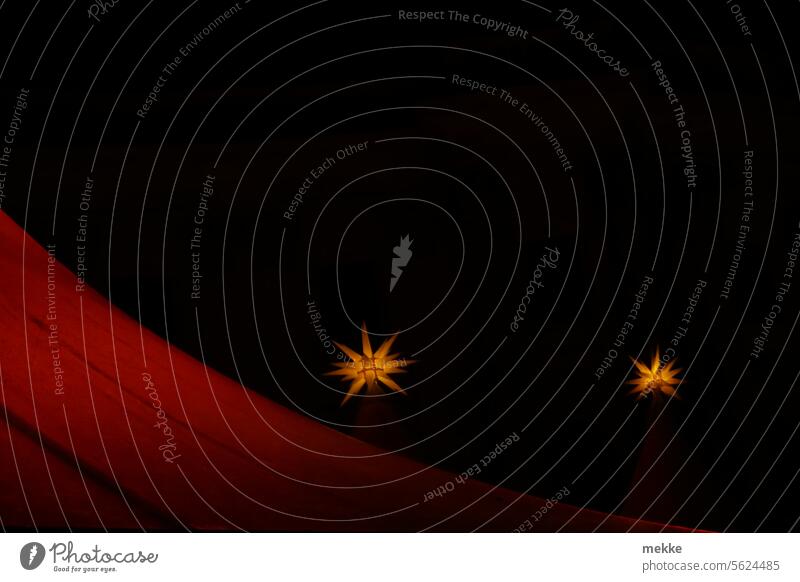 Noch zwei Sterne bis Heiligabend Herrnhuter Stern Weihnachtsmarkt Weihnachten & Advent Weihnachtsstern Tradition Licht Weihnachtsdekoration Stern (Symbol)