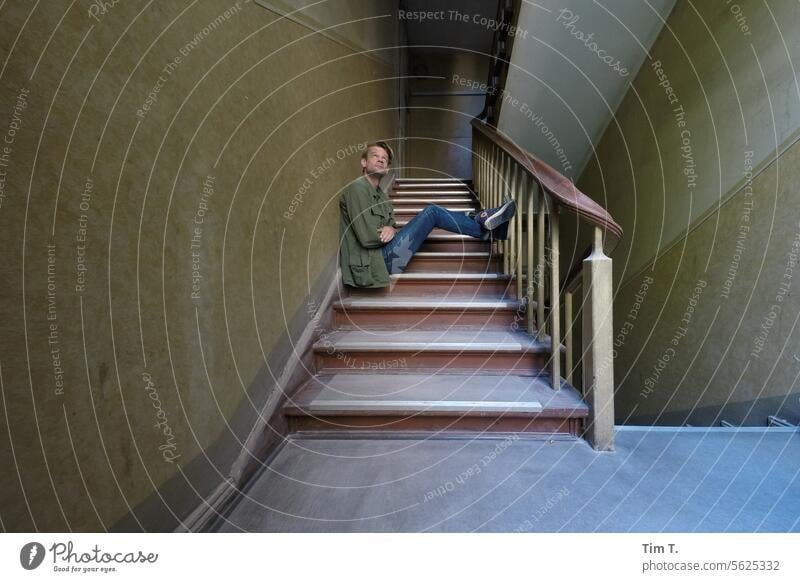 ICH auf der Treppe ..warte Mann Treppenhaus warten Jeanshose Chucks blond Prenzlauer Berg Berlin Altbau unsaniert Stadtzentrum Altstadt Tag Hauptstadt