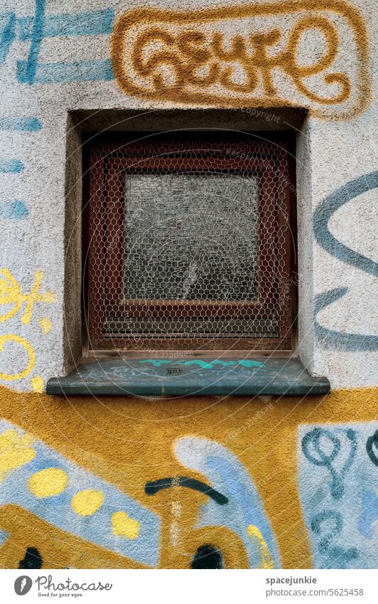 Fenster zum Hof Gitter Außenaufnahme Farbfoto Fassade Mauer Wand Haus Architektur alt Bauwerk Gebäude Menschenleer Gedeckte Farben Altstadt Häusliches Leben