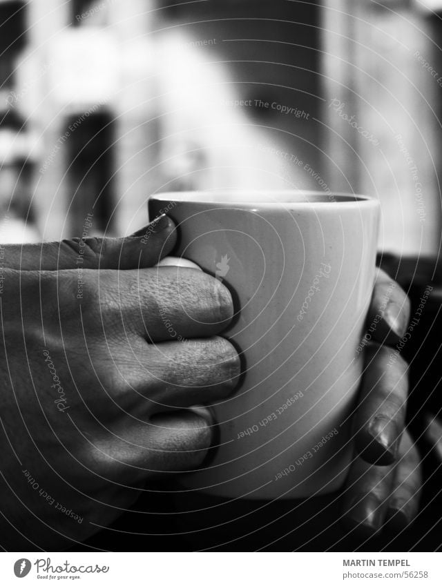 ...jetzt was heißes Schwarzweißfoto Nahaufnahme Schwache Tiefenschärfe Büffet Brunch Getränk trinken Heißgetränk Kakao Kaffee Tee Glühwein Tasse Becher