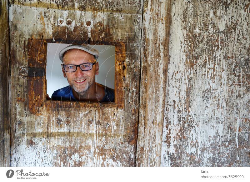 optimistischer  Durchblick Mann Gesicht Ein Mann allein Porträt Fröhlichkeit lächeln lachen freundlich lächelnd Durchklicken Blick in die Kamera Portrait Bart