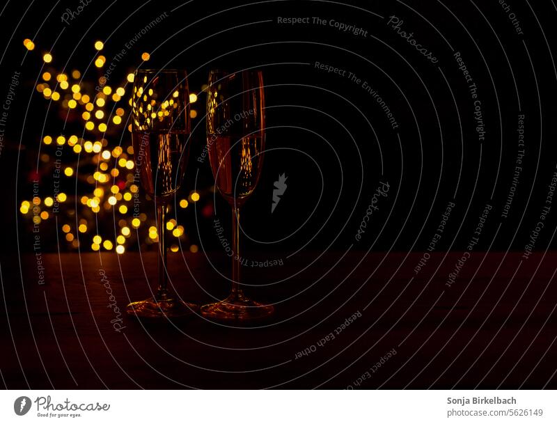 Frohes Neues oder so- zwei Sektgläser vor einem beleuchteten Baum im Dunkeln silvester Neujahr frohes neues jahr Silvester u. Neujahr Party Feste & Feiern