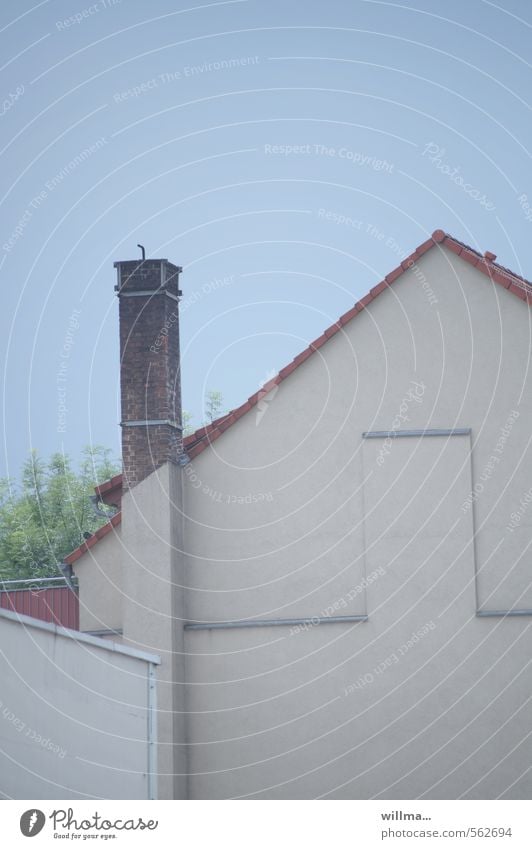 advent verpennt. Wolkenloser Himmel Haus Bauwerk Gebäude Architektur Fassade Tür Schornstein Dachgiebel Giebelseite blau grau verputzt Mauer Wand Farbfoto