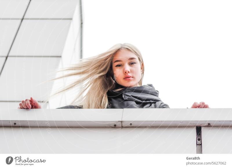 junges Mädchen mit blonden Haaren und schwarzer Kleidung vor einem grauen Gebäude Erwachsener Architektur Herbst schön Schönheit schwarze Kleidung blondes Haar