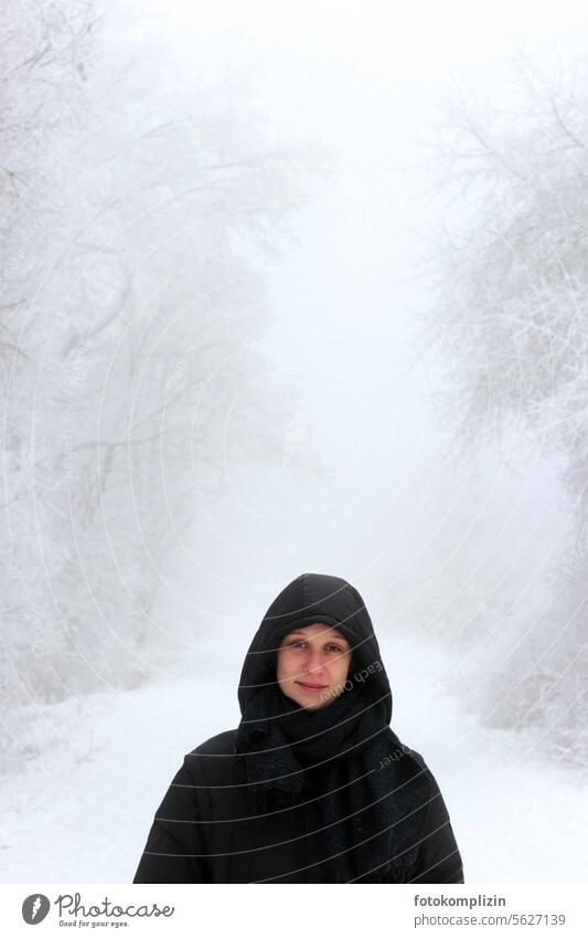 Mona Lisa im Winterwald Frau Junge Frau Schnee Wald Natur Person Mensch Portrait Blick Porträt Winterstimmung Wintertag weiß Winterspaziergang Kälte kalt