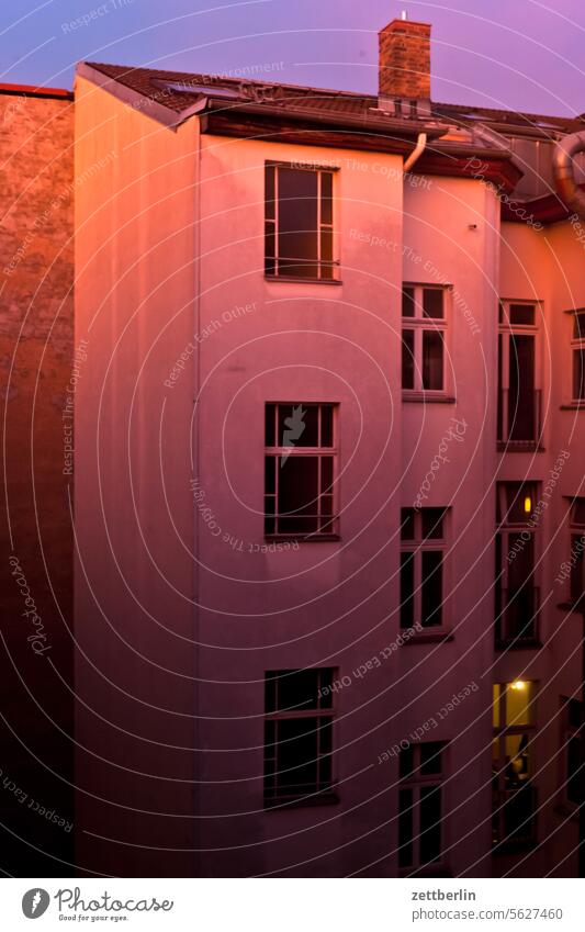 Abendlicht im Hinterhof altbau architektur außen berlin brandmauer city fassade fenster gebäude hauptstadt haus himmel hinterhaus hinterhof innenhof innenstadt