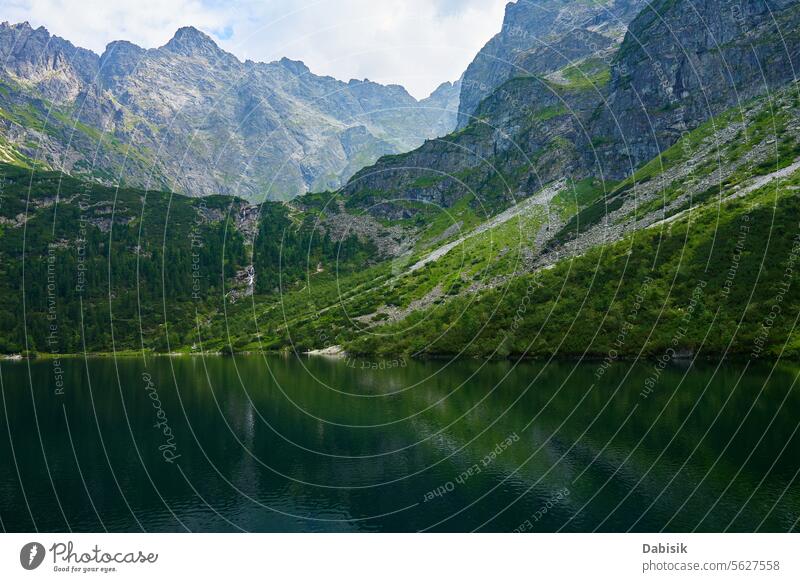 Bergkette in der Nähe des Sees an einem Sommertag Berge Natur reisen Landschaft wandern Gipfel Morskie Oko grün Nationalpark Wasser Himmel Wald blau Umwelt