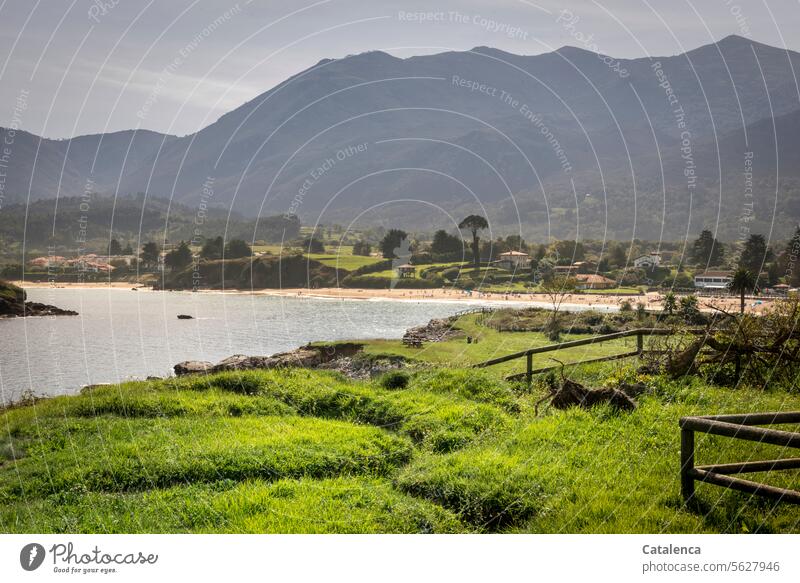 Berge, Meer, Strand, Wiese: Küstenlandschaft in Nordspanien Natur Schönes Wetter Tageslicht Felsen Himmel Gipfel Gebirge Landschaft Ferien & Urlaub & Reisen