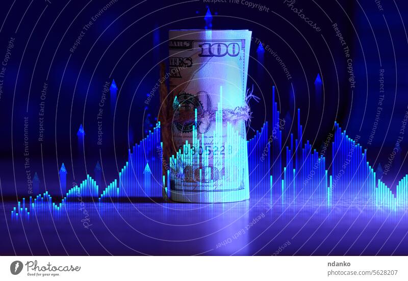 Mit einem Seil zusammengebundene Rolle von Hundertdollarscheinen und ein Diagramm mit steigenden Zinsen. Konzept des Einkommenswachstums Business kaufen Bargeld