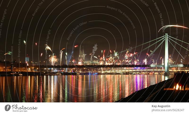 Silvester Feuerwerk Köln Kölner Nachtaufnahmen Köln Fotografie Kölner Abendstimmung Kirche Kölner Dom Kölner Altstadt Nachtansicht der Kölner Altstadt