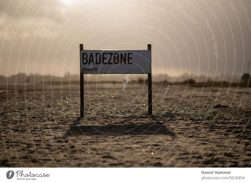 "Echoes of the Past" Ostseestrand im Dezember, mit historischem Schild "Badezone" und stürmischen Himmel als Hauptschwerpunkt. Bildausdruck - wie eine Erinnerung aus der Vergangenheit.