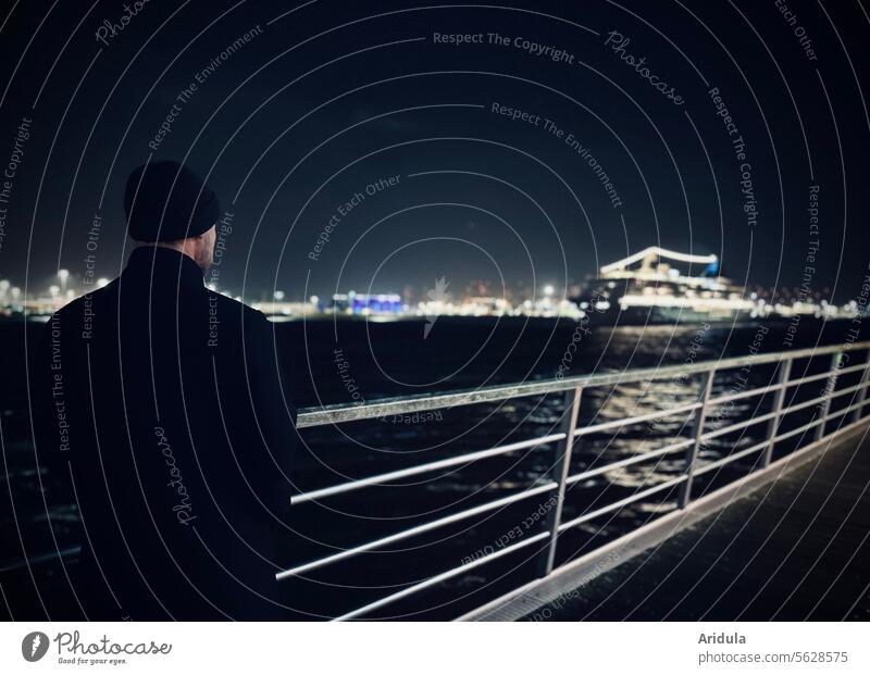 Begrüßungsrituale | … ein Schiff wird kommen … Hafen Hamburg Mann Elbe Hamburger Hafen Hafenstadt Schifffahrt Wasser Kreuzfahrt Nacht Abend Geländer