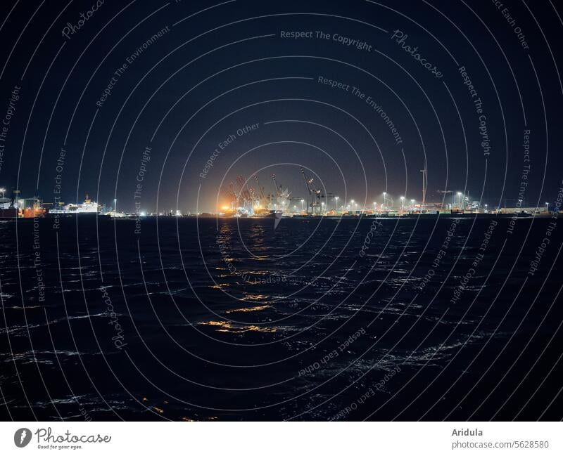 Blick über die Elbe am Abend Hafen Kräne Hamburg Hamburger Hafen Schifffahrt Containerterminal Kran Logistik Hochwasser Wellen Lichter Beleuchtung Fluss Wasser