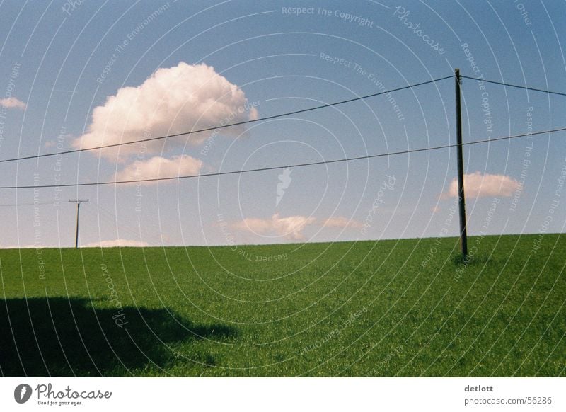 Wolkensprung Himmel Natur Landschaft Strommast blau grün Horizont Ferne Spielen Rasen Leitung Elektrizität Schönes Wetter Sommer sehr wenige ruhig Wiese Zufall