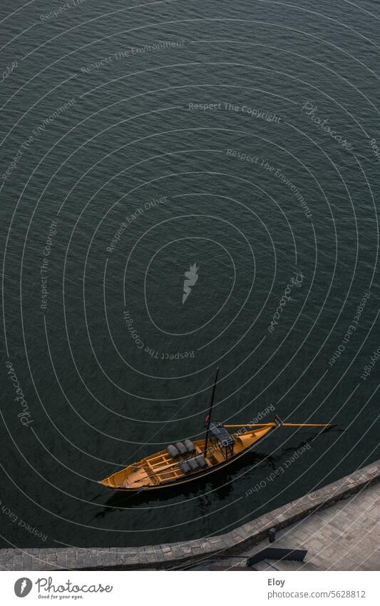 Holzboot, Luftaufnahme eines kleinen gelben Holzsegelbootes, das in einem dunklen Gewässer vertäut ist Boot Wasser Boote Sportboot Urlaub Hafen maritim Schiff