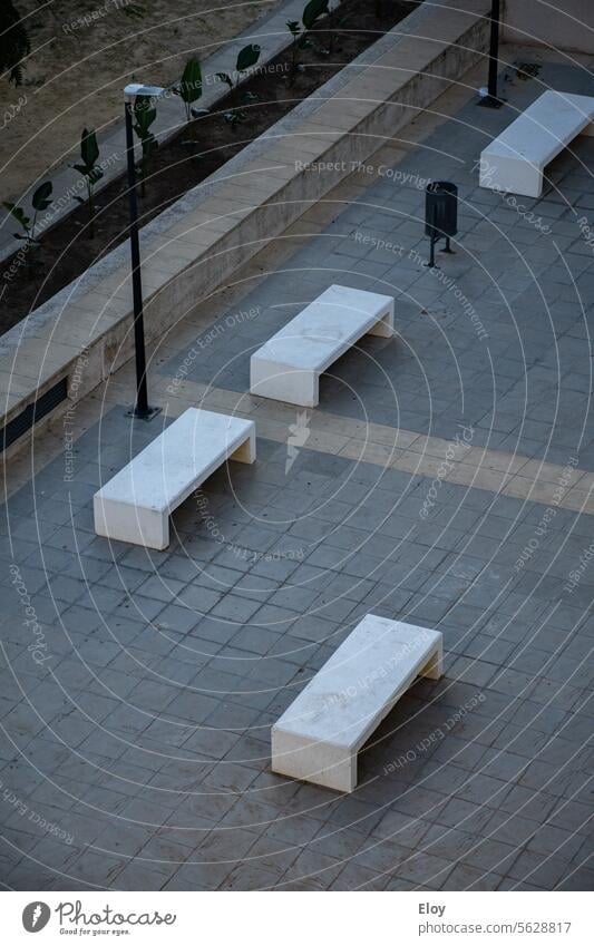 Platz mit Bänken, Luftbildaufnahme eines kleinen Platzes mit weißen Bänken, Geometrie Bank Außenaufnahme Menschenleer Windstille Tag Pause