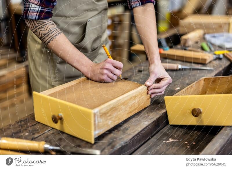 Schreinerin bei der Arbeit in ihrer Werkstatt Möbel Zimmerer wiederherstellend Schreinerei Holz Stuhl Gebäude Herstellung Handwerk Renovierung reparierend