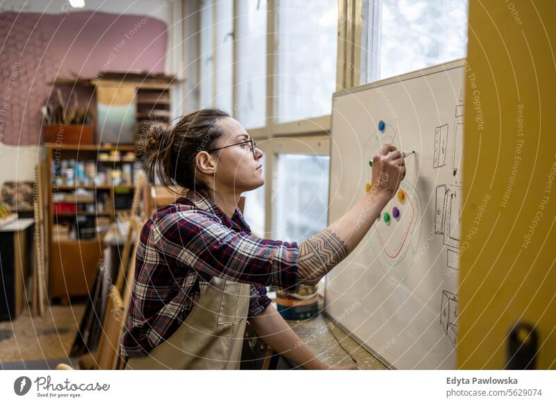 Schreinerin bei der Arbeit in ihrer Werkstatt Möbel Zimmerer wiederherstellend Schreinerei Holz Stuhl Gebäude Herstellung Handwerk Renovierung reparierend