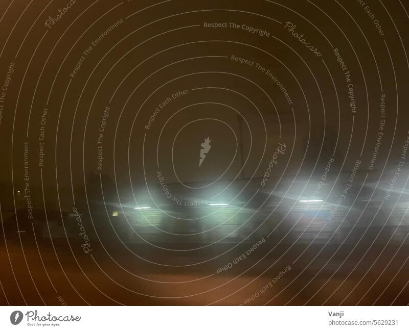 Im Vorbeifahren Nacht dunkel Licht Straße Bewegung Geschwindigkeit Abend fahrend Fahrt Beleuchtung Mobilität Bewegungsunschärfe menschenleer textfreiraum