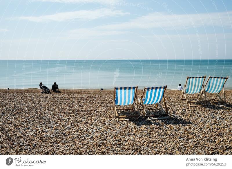 Sonnenliegen am Strand Strand und Meer Idylle England blau keine Wolken Blauer Himmel blau weiss Sonnenstuhl retro Kies Urlaub