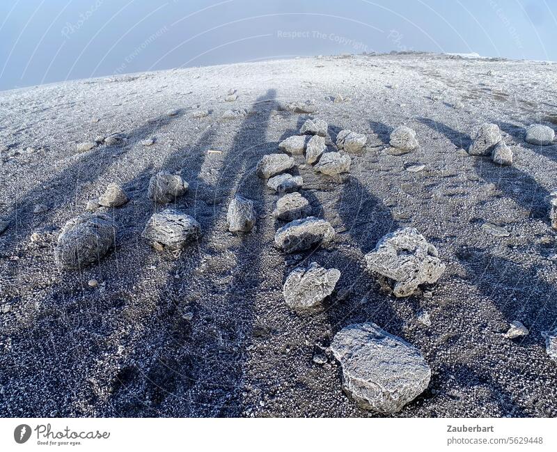 Felsbrocken, Schotter und Schatten in der Nähe des Uhuru Peak Kilimanjaro Felsen Einöde kalt einsam unwirtlich wüst leer verlassen Gipfel Afrika Tansania