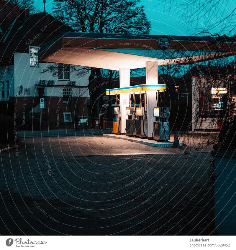 Tankstelle am Abend im Film-Look, die Eckkneipe des Verbrenners Nostalgie Kneipe Verbrennungsmotor Benzin Diesel Elektromobilität tanken fossil Licht romantisch