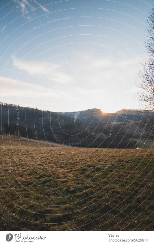 Sonnenuntergang in einer Winterlandschaft in den Beskiden im Osten der Tschechischen Republik Farben Freiheit gold außerhalb Sonnenaufgang Sonnenschein