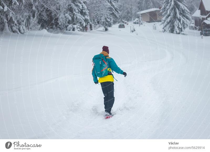 Junger Sportler beim Snowboarden im Freeride in den Beskiden, Tschechische Republik. Snowboarden in wilder Natur. Freiheit der Bewegung Snowboarding Wunderland