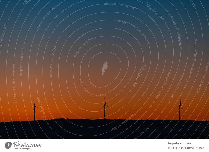 Windräder am frühen Morgen Windrad windräder Morgendämmerung Dämmerung rot blau Ruhe entspannung Erneuerbare Energie Strom Energiewirtschaft ökologie