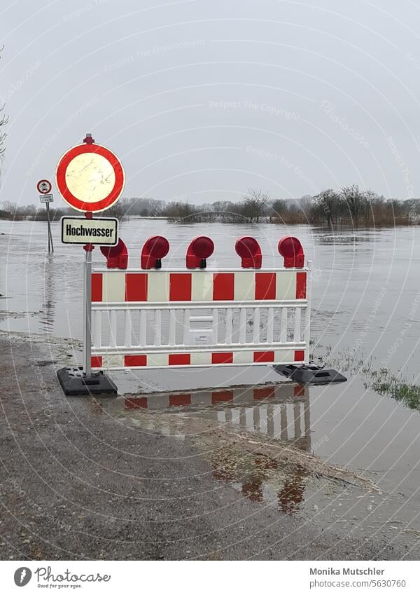 Hochwasser Wasser Überschwemmung Klimawandel Unwetter Desaster Überflutung Katastrophe Zerstörung Flut Fluss Flutkatastrophe Wetter nass Umwelt Natur