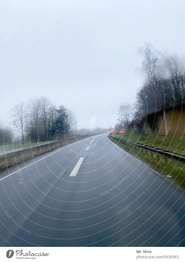 Landstraße Straße Fahrbahn Verkehrswege Straßenverkehr Wege & Pfade außerorts leere Straße zweispurig Autofahren Asphalt Mittelstreifen Wegrand