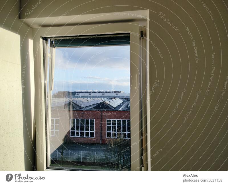 Backstein- Fabrikhalle durch ein sonnendurchflutetes Bürofenster - Büro- Melancholie im Winter Fenster Industrie Gebäude Industriehalle Halle Backsteinhalle