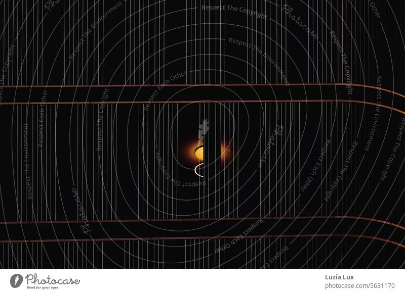 In einem öffentlichen Gebäude brennt nachts noch ein letztes Licht Hotel Stadt Hotelzimmer Nacht Lampe rund Linien urban Menschenleer dunkel Beleuchtung Abend