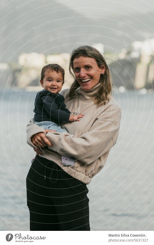 Blonde Frau mit ihrem Baby im Frühling an der Küste von Sorrento Strand schön Bikini Bikini-Mädchen Körper Beute Pflege Figur passen Freiheit Behaarung Feiertag