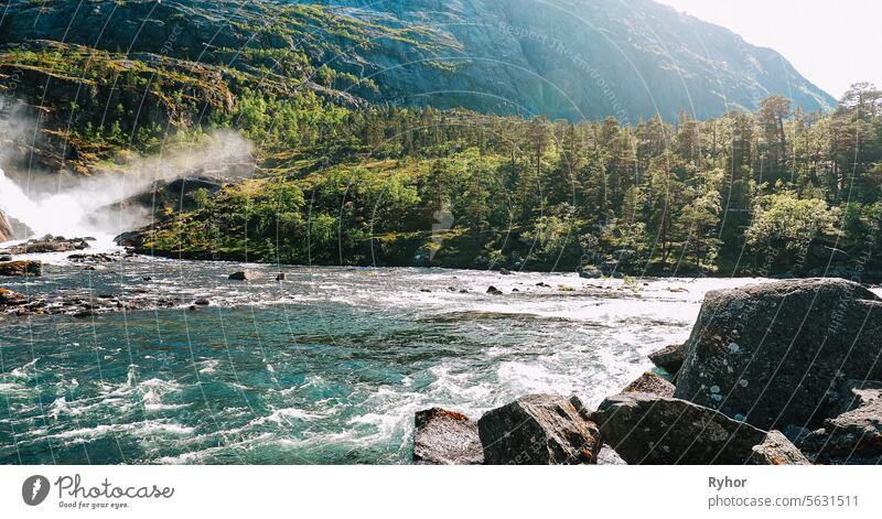 Kinsarvik, Hordaland, Norwegen. Wasserfall Nykkjesoyfossen im Hardangervidda Gebirgsplateau. Frühling, sonniger Tag. Höhe von 49 m. Berühmtes norwegisches Wahrzeichen und beliebtes Reiseziel. Panorama. Kräftige Farben