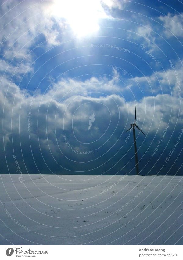 Windrad Wolken Feld Winter Schnee Elektrizität Himmel Windkraftanlage Sonne Landschaft Energiewirtschaft windmill sun snow field sky clouds