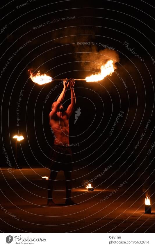 Feuerschlucker Schlucker Flammen heiß gefährlich Gefahr Entertainment Fackel warm rot organge heiss Mann Sportlich Muskeln Sexy Sixpack Erotisch Hitze Schweiß