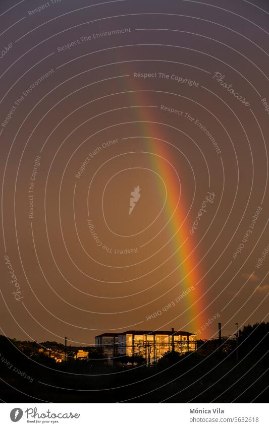 Regenbogen bei Sonnenuntergang in Vilagarcia de Arousa Unwetter Großstadt Gebäude Galicia Wetter Klima Gewitterwolken Wolken Himmel Umwelt Außenaufnahme