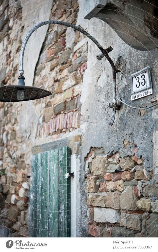 Duca D'Aosta 33 Grado Italien Altstadt Haus Einfamilienhaus Bauwerk Gebäude Fassade Fenster Zeichen Ziffern & Zahlen Schilder & Markierungen alt ästhetisch