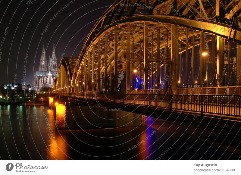 Hohenzollernbrücke Köln Wahrzeichen Sehenswürdigkeit Brücke Kölner Dom Rhein Stadt Kirche Außenaufnahme Architektur Farbfoto Fluss Deutschland Nacht Bauwerk