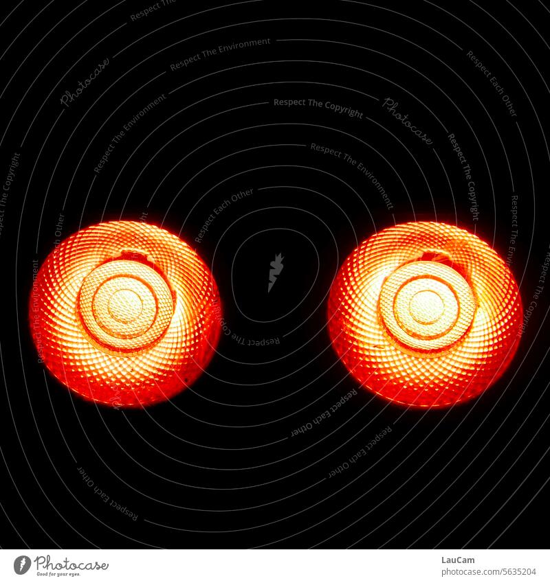 Zweideutige Lichter Lampen Busen leuchten dunkel Beleuchtung Nacht Kunstlicht Rotlicht hell hell und dunkel Kontrast Lichterscheinung Glühbirne rund kreisförmig