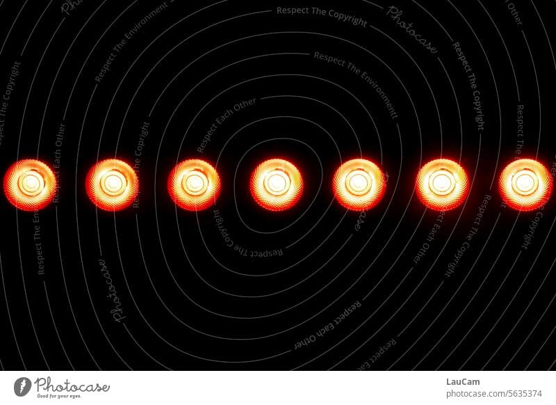 R wie … | reichlich runde rote Lichter in einer Reihe Lampen Rotlicht leuchten Nacht Beleuchtung dunkel Kunstlicht Elektrizität Glühbirne Lampenlicht hell